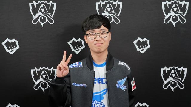 军的地位更 军的地位更